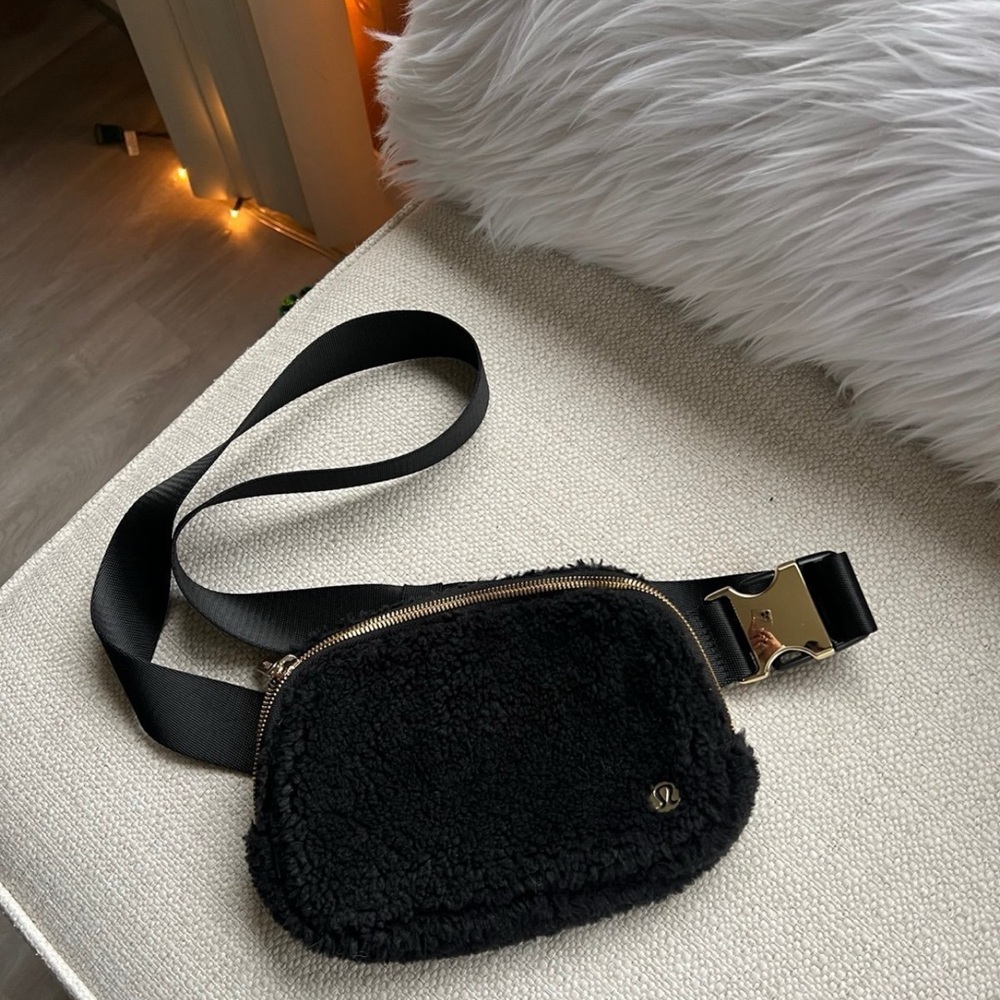 Lululemon Black Everywhere Belt Bag - Fleece